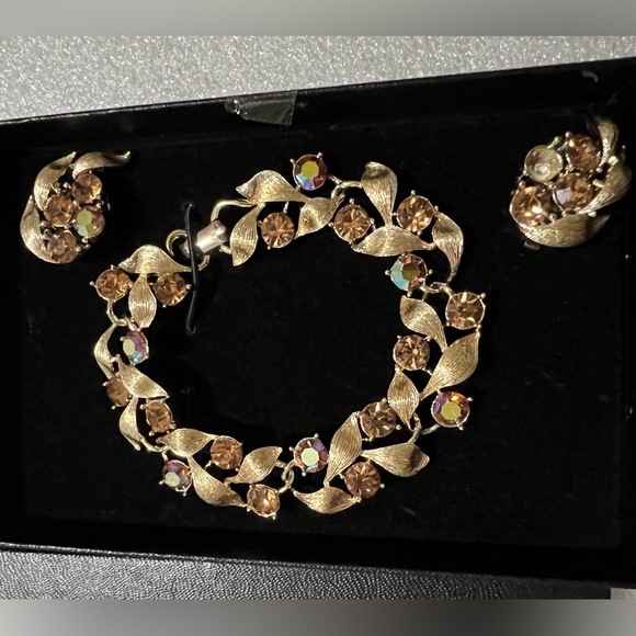 Lisner brand Vintage gold plated set of clip on earring and bracelet NWT in OB - Picture 1 of 11